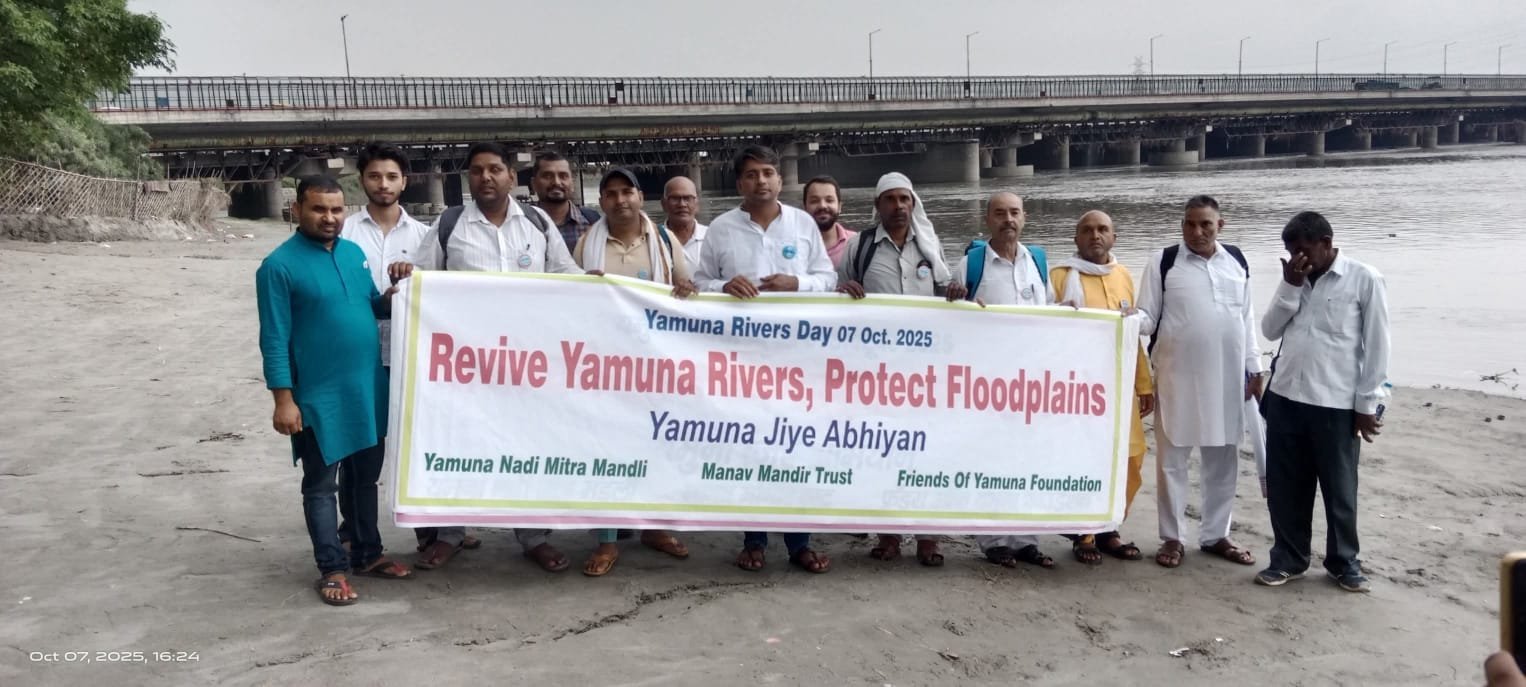 Manav Jeevan volunteers with Yamuna Jiye Abhiyan banner on Yamuna Rivers Day, calling to revive rivers and protect floodplains